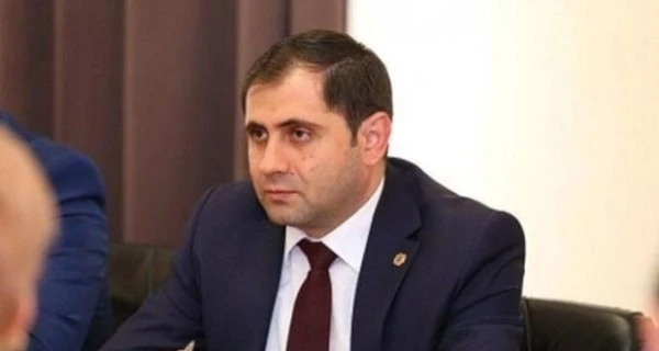 Автомобиль министра территориального управления Армении протаранил встречную машину, пострадал подросток