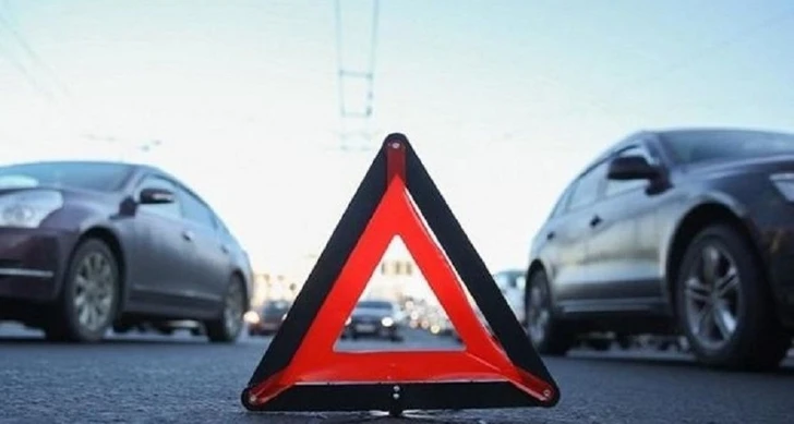 В Баку микроавтобус попал в аварию, пострадали три человека - ФОТО
