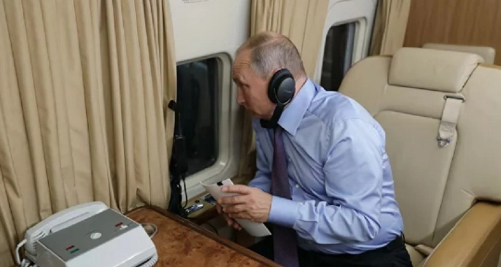 Путина засняли за работой на борту президентского лайнера - ВИДЕО