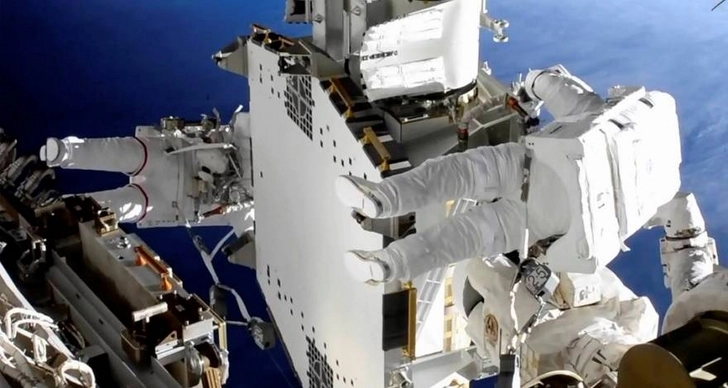 Астронавты на МКС завершили установку новой солнечной батареи и развернули ее