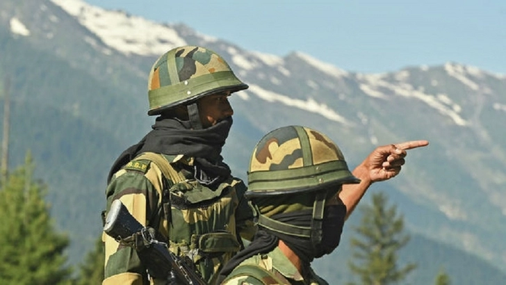 Индия за последние месяцы перебросила 50 тыс. военнослужащих на границу с Китаем - СМИ