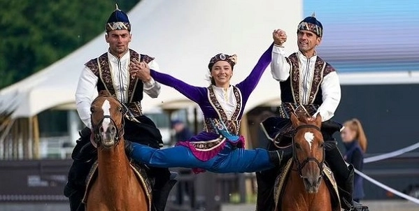 В Великобритании наши соотечественники показали шоу с карабахскими скакунами - ФОТО