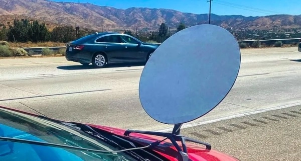 Калифорнийская полиция оштрафовала водителя за антенну для интернета Илона Маска на машине