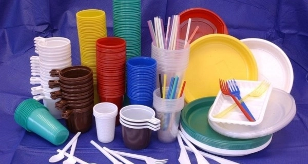 В Евросоюзе окончательно распрощались с пластиковой посудой - ВИДЕО