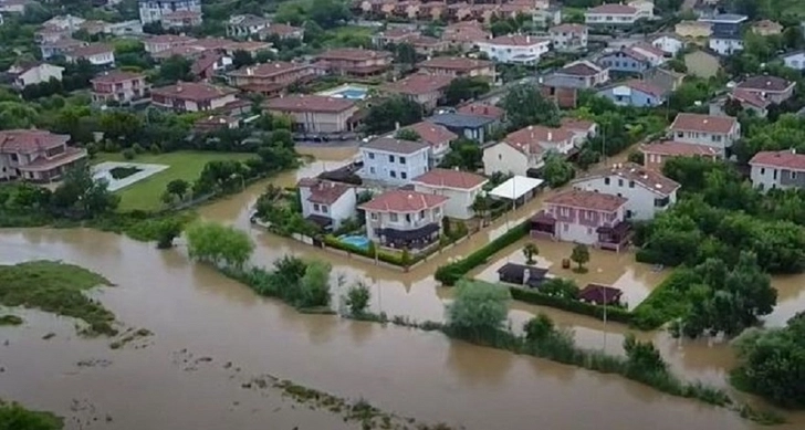 Затоплены некоторые районы Стамбула - ВИДЕО