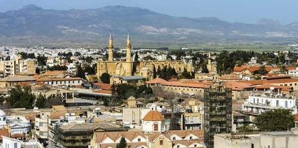 На Кипре микроавтобус упал с крепостных стен старого города