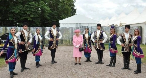 Елизавета II встретилась с азербайджанскими участниками конного шоу в Виндзоре - ФОТО/ВИДЕО