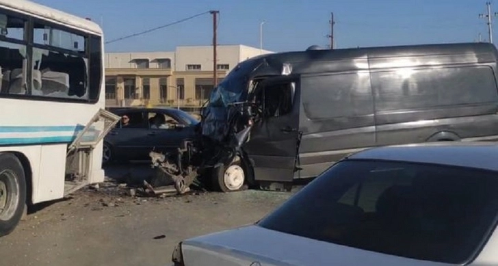 В Баку грузовой автомобиль врезался в пассажирский автобус - ВИДЕО