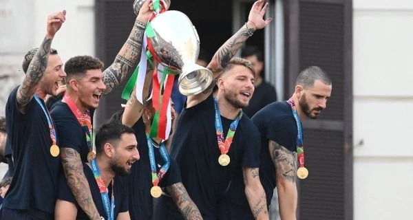 В Риме прошел чемпионский парад сборной Италии - ФОТО/ВИДЕО