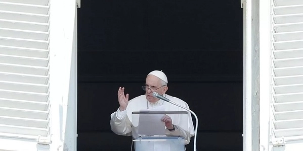 Папа Римский впервые после операции обратился к верующим в Ватикане