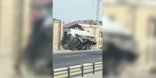 В Гобустане грузовик врезался в стену - ВИДЕО