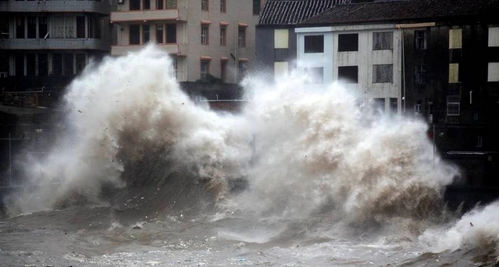Тайфун «Иньфа» обрушился на острова Чжоушань и подошел к восточному побережью Китая