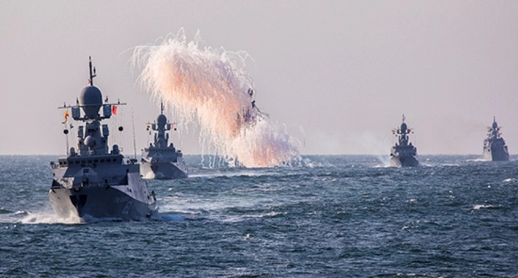 Силы Каспийской флотилии ВМФ России разыграли морской бой с «противником»