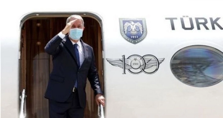 Самолет главы Минобороны Турции экстренно сел после столкновения с птицей