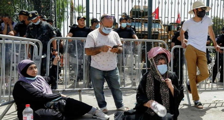 Президент Туниса ввел временный запрет на перемещения по стране