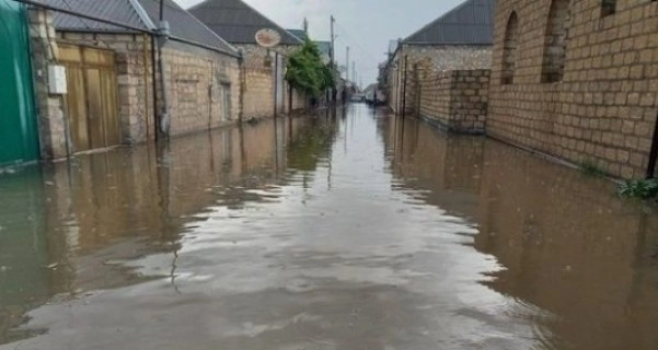 В Гяндже приусадебные участки остались под водой, приостановлена подача электричества