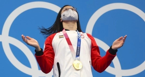 Токио-2020: Канадская пловчиха из-за плохого зрения не поняла, что выиграла золото Олимпиады - ФОТО