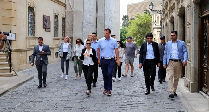 Губернатор американского штата Оклахома совершил прогулку по Баку со своей семьей - ФОТО