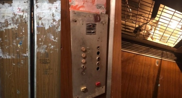 Жильцы столичного дома жалуются на старые лифты - ВИДЕО
