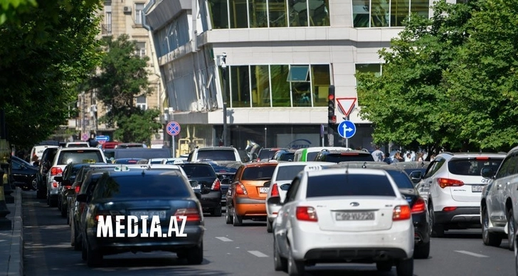 В Баку образовалась многокилометровая пробка - ВИДЕО