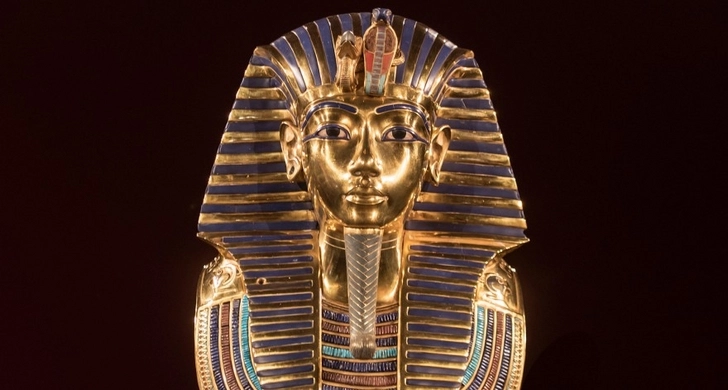 Ученые предположили, что золотая маска Тутанхамона была сделана для женщины