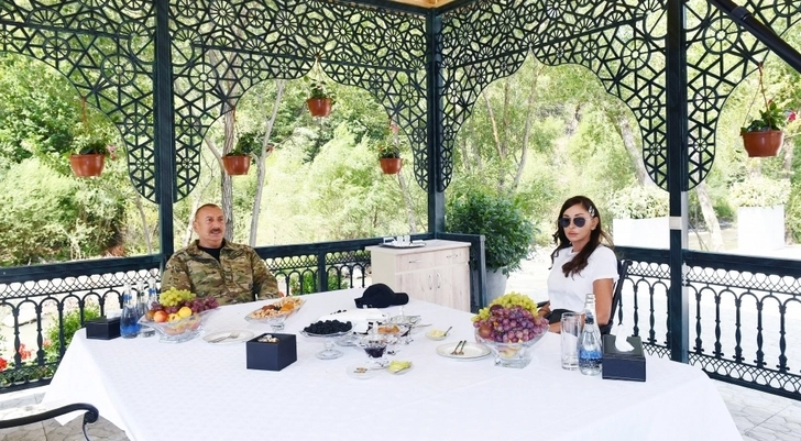 Ильхам Алиев и Мехрибан Алиева за чаем обсудили проделанные в Кельбаджаре работы - ВИДЕО/ОБНОВЛЕНО