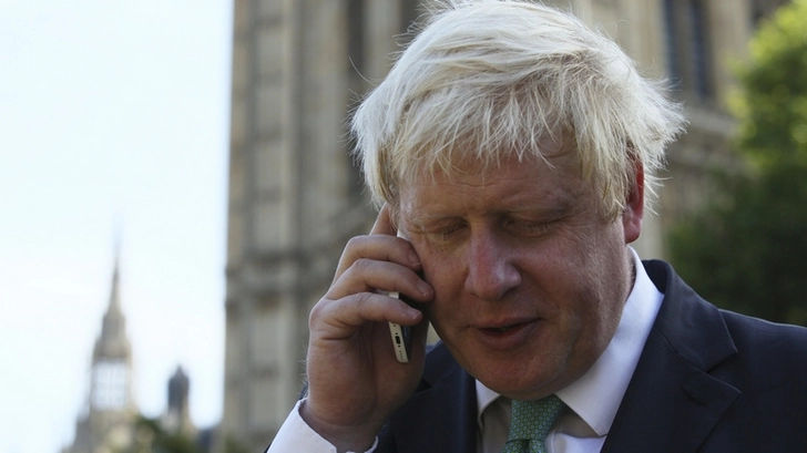 Премьера Британии обвинили в небезопасном использовании телефона