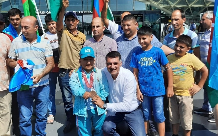 Токио-2020: Завоевавший первую для Азербайджана медаль параатлет вернулся на Родину - ФОТО
