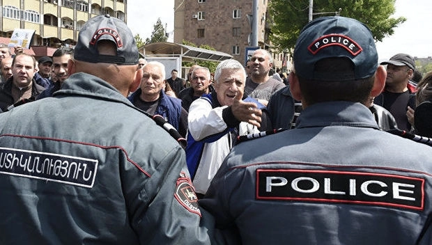 Евросоюз озабочен массовыми протестами в Армении