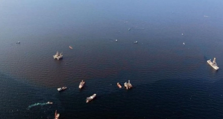 CNN: Водолазы обнаружили предполагаемый источник утечки нефти в Мексиканском заливе
