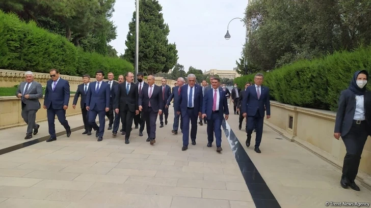 Министры экономики и торговли стран Тюркского совета посетили Аллею шехидов