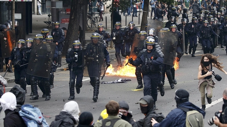 На акции протеста против санитарных пропусков в Париже задержали 96 человек - ВИДЕО