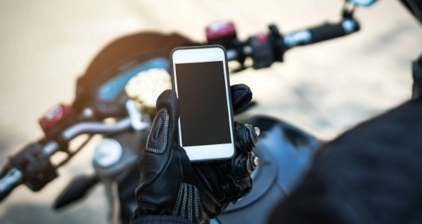 Apple призналась, что iPhone сломается, если возить его на рулевом креплении мотоцикла