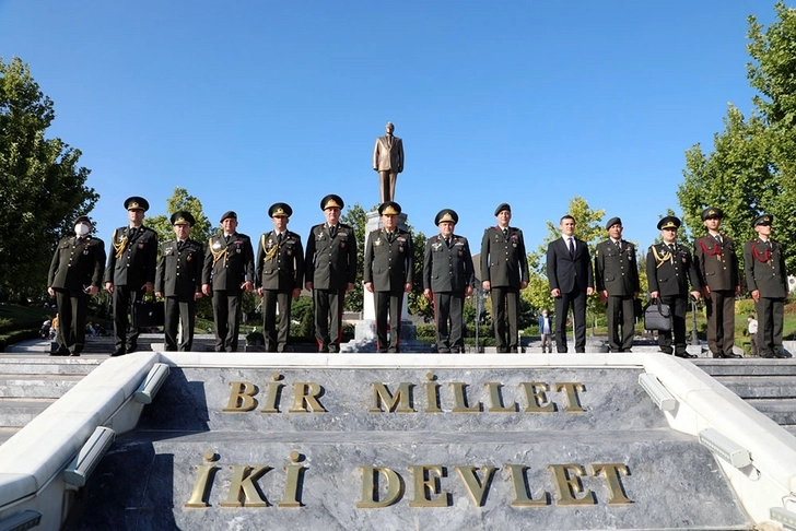 Начальник Генштаба азербайджанской армии посетил парк Гейдара Алиева в Анкаре - ФОТО