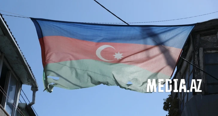Удручающая картина на улицах Баку: выцветшие и потрепанные флаги - ФОТОРЕПОРТАЖ