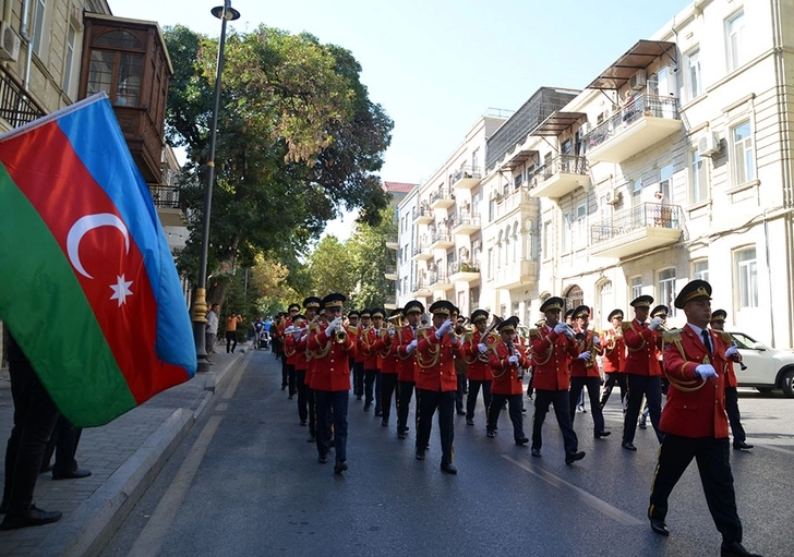 По случаю 103-й годовщины освобождения Баку от оккупации состоялись шествия военнослужащих - ФОТО/ВИДЕО