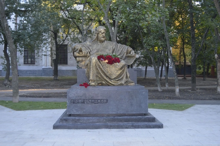 В Харькове открыли памятник великому азербайджанскому поэту Низами Гянджеви - ФОТО