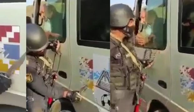 Азербайджанский полицейский штык-ножом выскоблил с борта автобуса «флаг» сепаратистского режима – ВИДЕО
