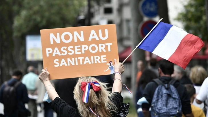Во Франции прошли акции протеста против санитарных пропусков - ВИДЕО