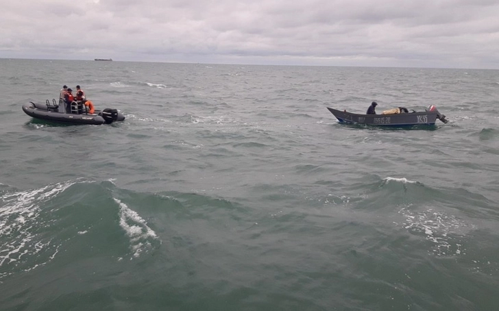 В Каспийском море недалеко от «Шах дили» спасены три человека в лодке - ФОТО