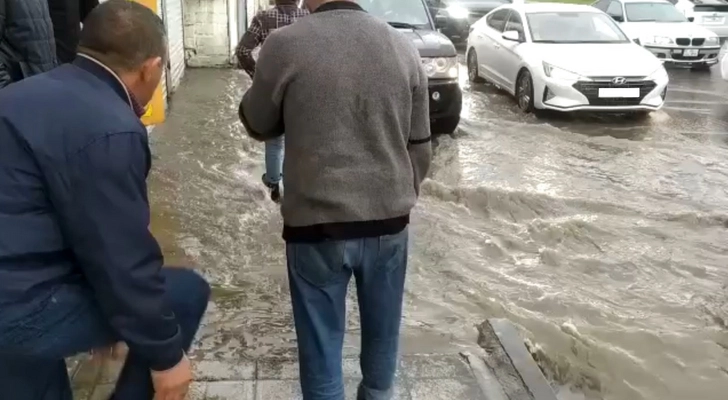 Осень застала врасплох: из-за дождя некоторые районы столицы затопило водой - ФОТО/ВИДЕО