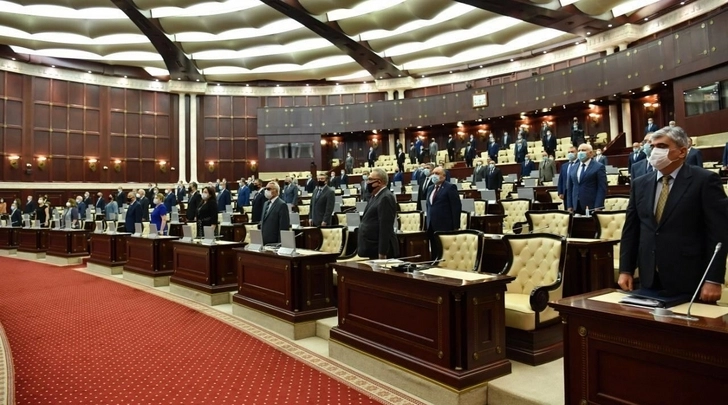В парламенте Азербайджана минутой молчания почтили память шехидов Отечественной войны