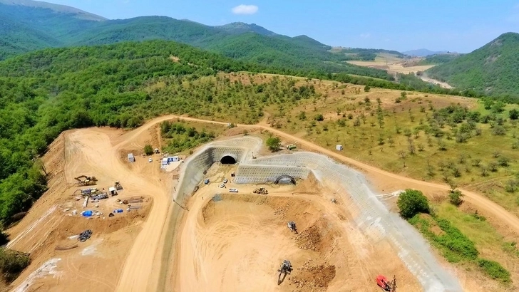 Завершены раскопочные работы на верхней части тоннеля на автодороге Ахмедбейли-Физули-Шуша - ФОТО