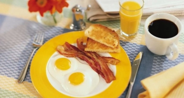 Учeные назвали правильное время завтрака для избежания диабета