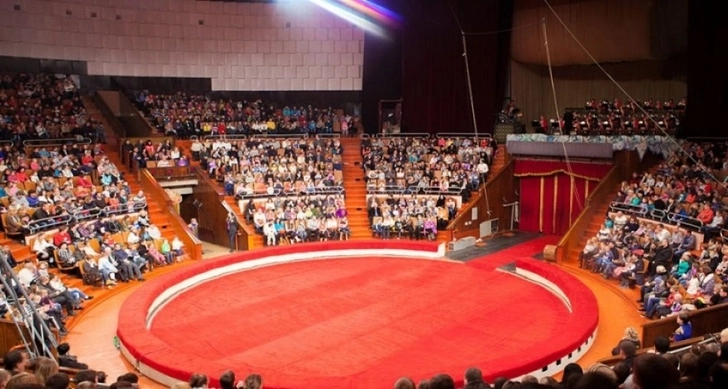 Издана миниатюрная книга о 75-летней истории Бакинского цирка