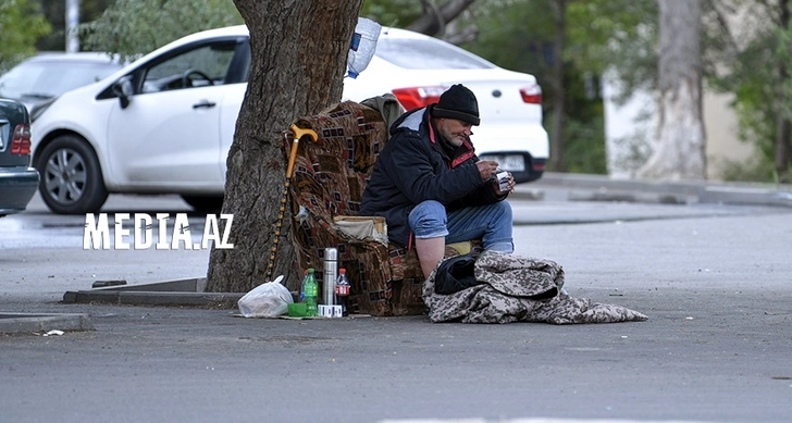 Мужчина три года живет на улице. Госучреждения его не замечают. Репортаж Media.Az о бездомном жителе Баку