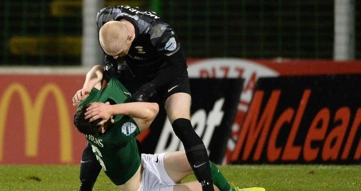 В Северной Ирландии вратарь избил одноклубника после пропущенного гола - ВИДЕО