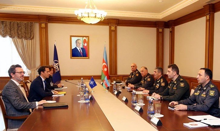 Министр обороны Азербайджана встретился со специальным представителем НАТО по Кавказу и Центральной Азии