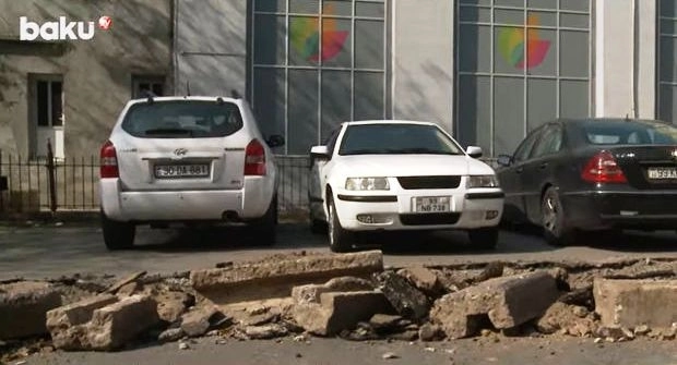В Баку без предупреждения раскопали дорогу перед припаркованными автомобилями – ВИДЕО