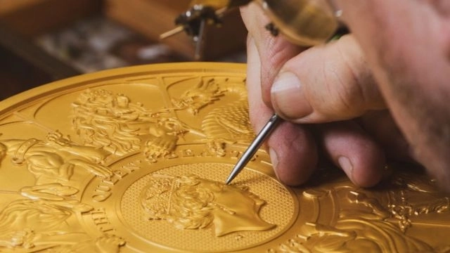 Королевский монетный двор Британии решил извлекать золото из частей мобильных телефонов